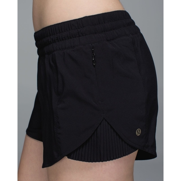 LULULEMON Pleat To Street Shorts Low Rise Black Pleated Side Size 2 - Picture 2 of 6